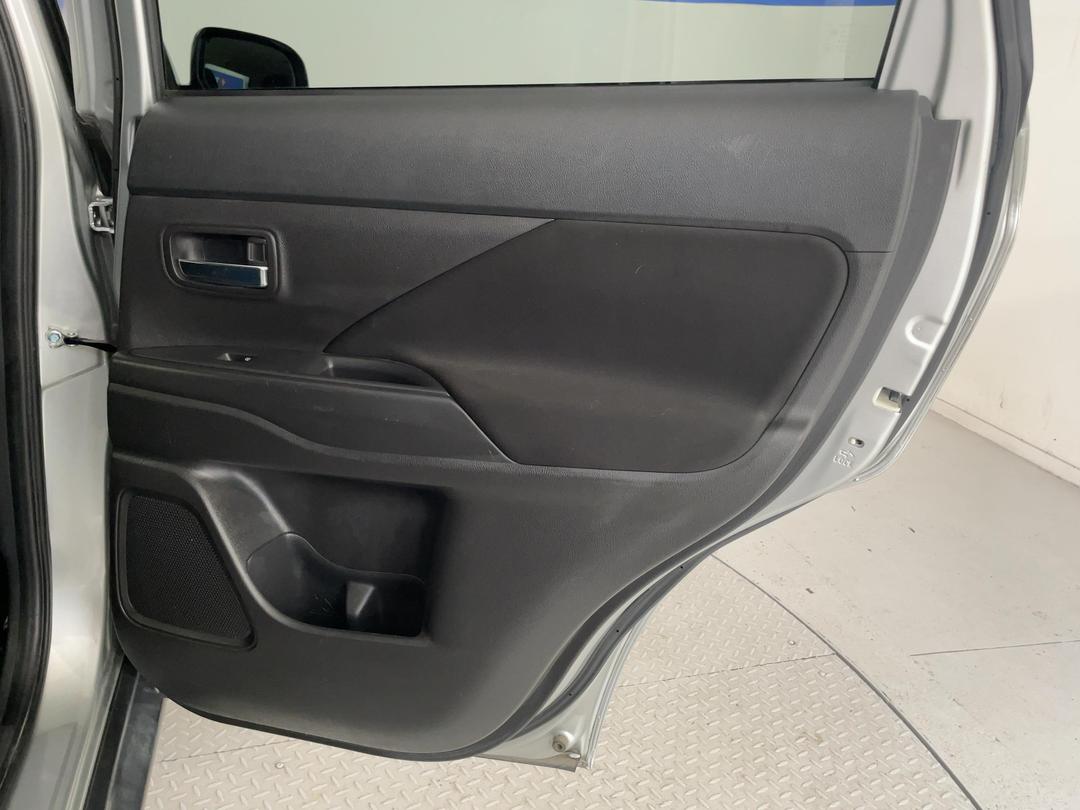 Photo '19' of Mitsubishi Outlander