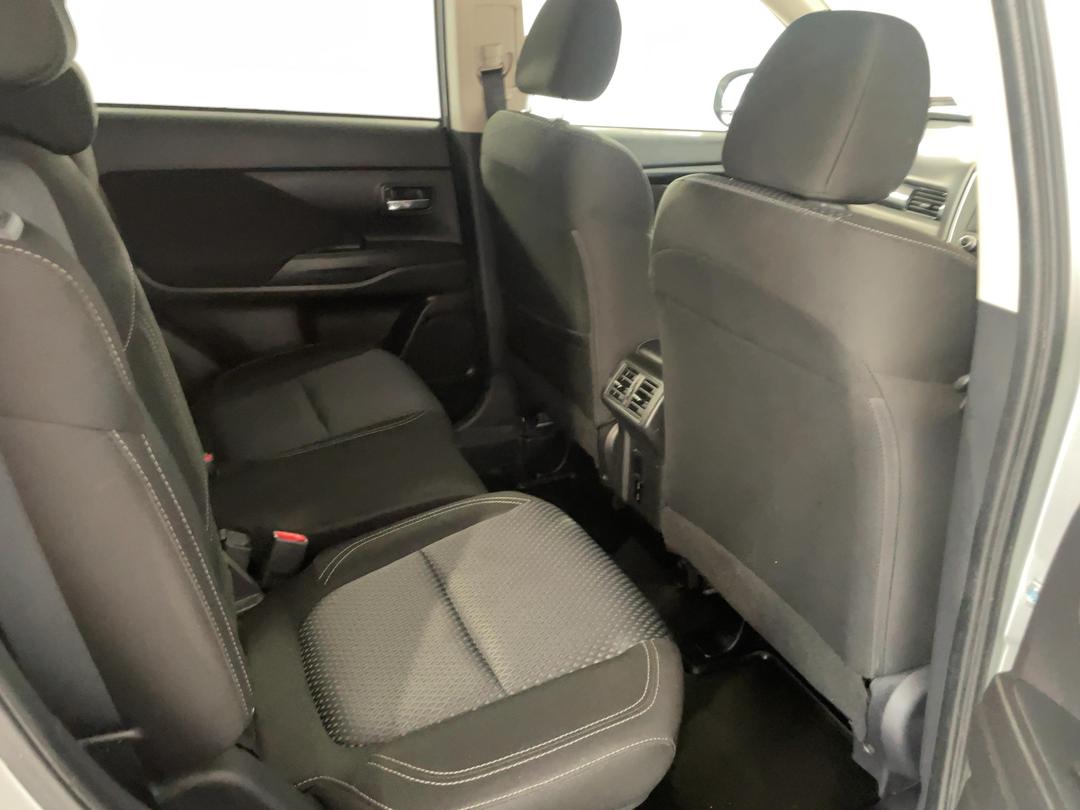 Photo '20' of Mitsubishi Outlander