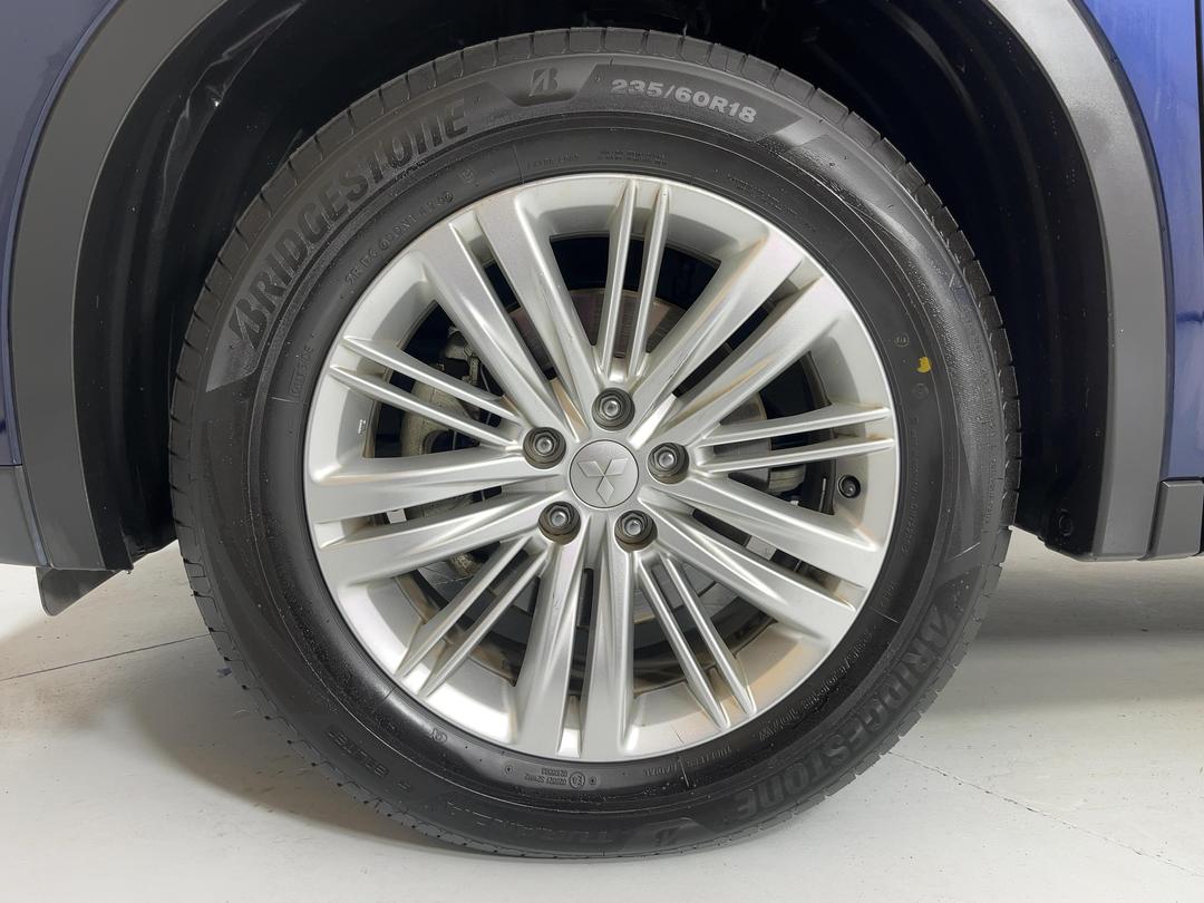 Photo '10' of Mitsubishi Outlander