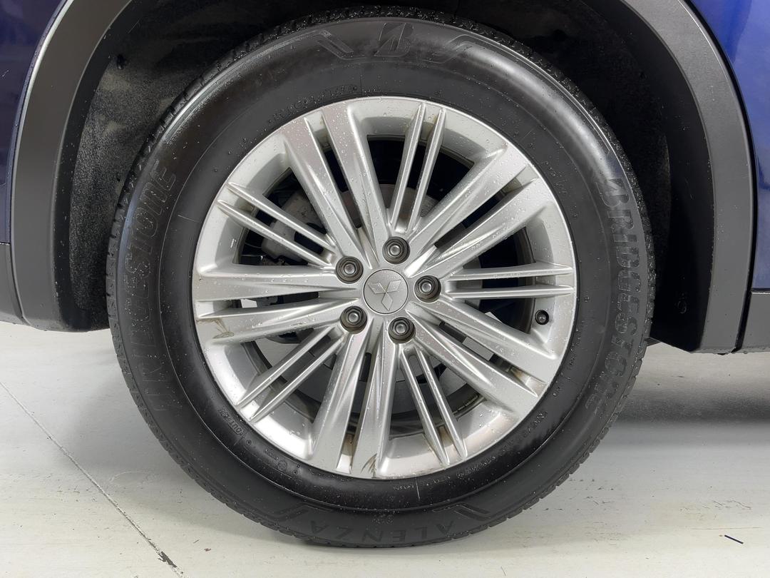 Photo '12' of Mitsubishi Outlander