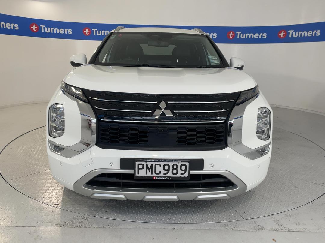 Photo '2' of Mitsubishi Outlander