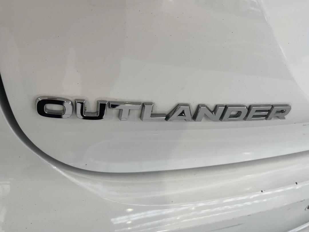 Photo '36' of Mitsubishi Outlander