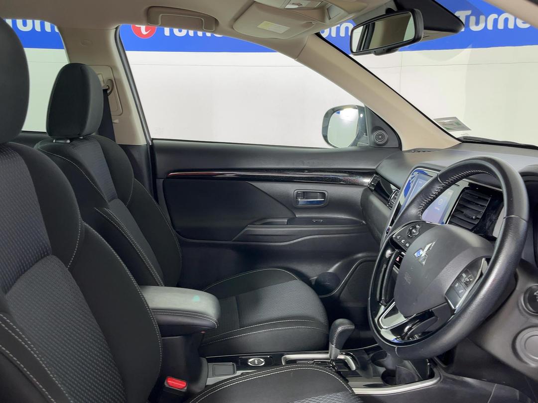 Photo '16' of Mitsubishi Outlander