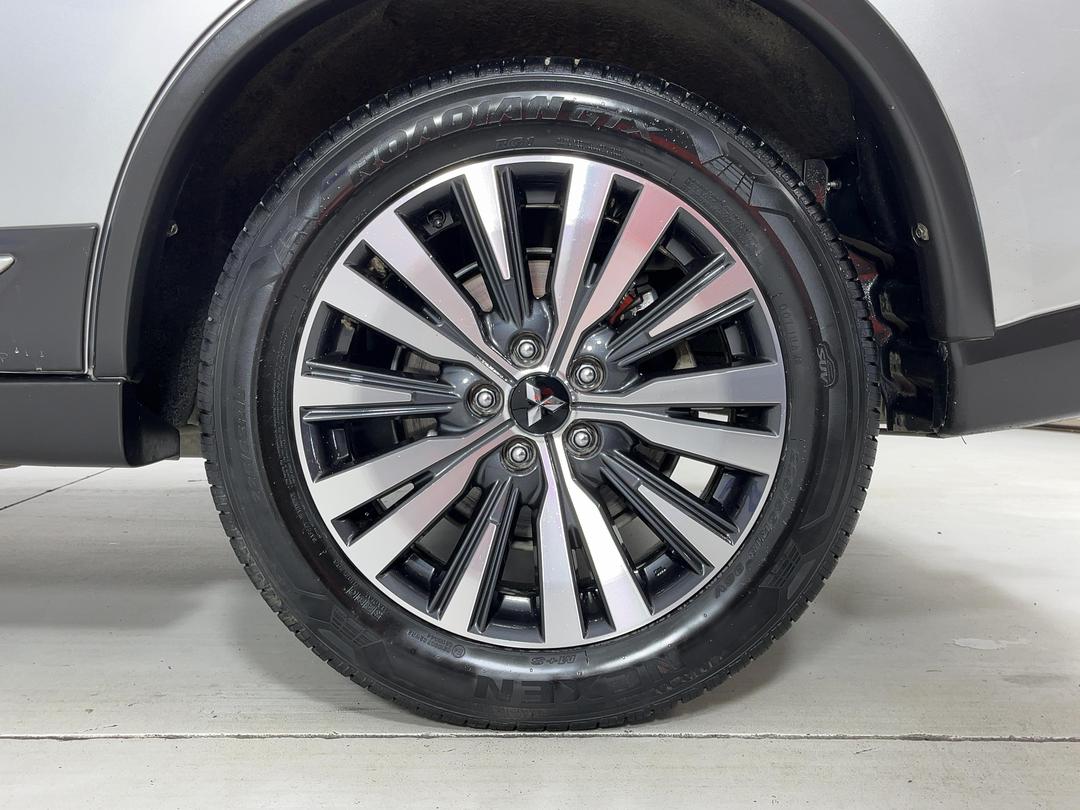 Photo '11' of Mitsubishi Outlander
