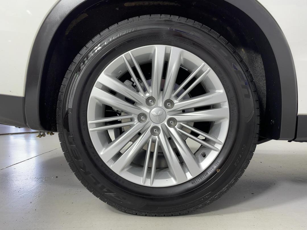 Photo '12' of Mitsubishi Outlander