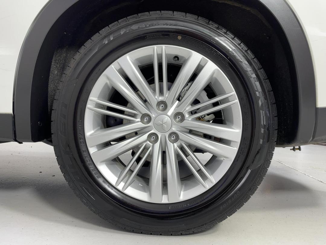 Photo '11' of Mitsubishi Outlander