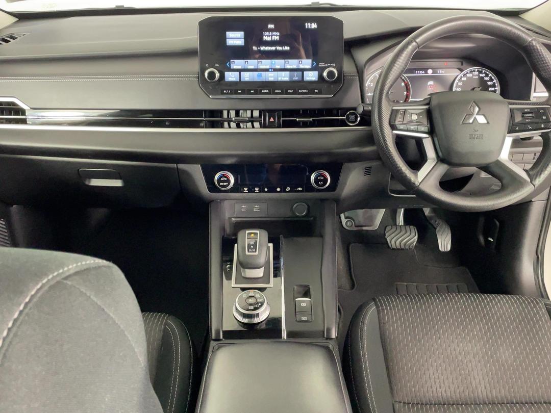Photo '17' of Mitsubishi Outlander