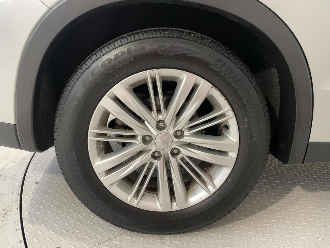 Photo '12' of Mitsubishi Outlander