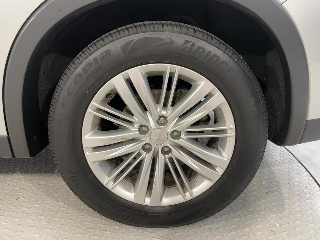 Photo '11' of Mitsubishi Outlander