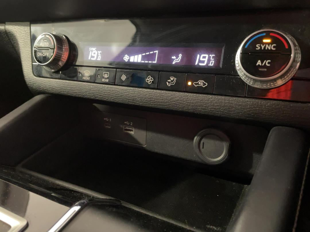 Photo '27' of Mitsubishi Outlander