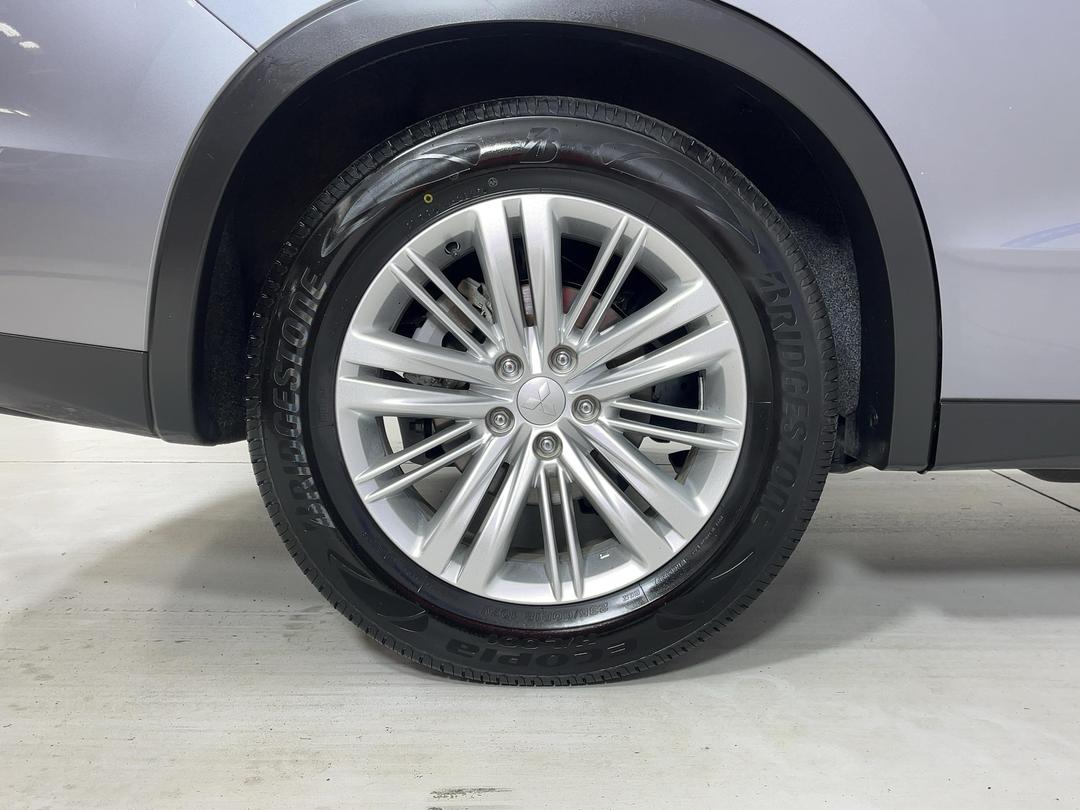 Photo '12' of Mitsubishi Outlander