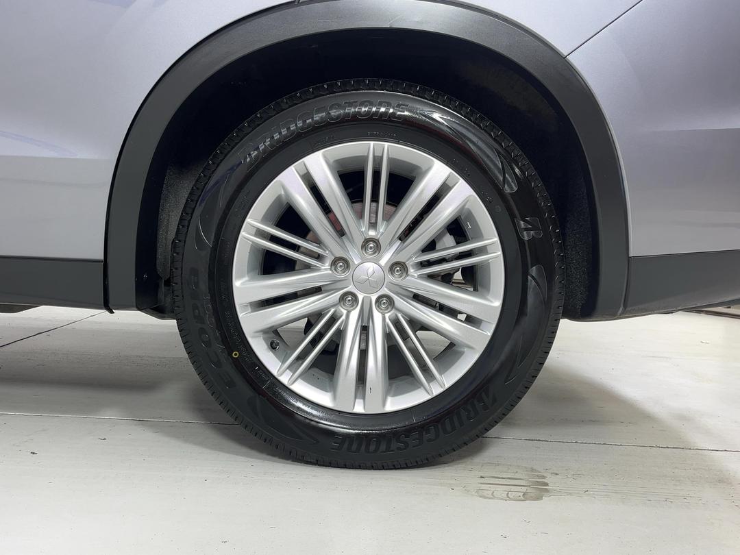 Photo '11' of Mitsubishi Outlander