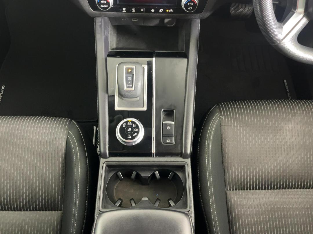 Photo '24' of Mitsubishi Outlander