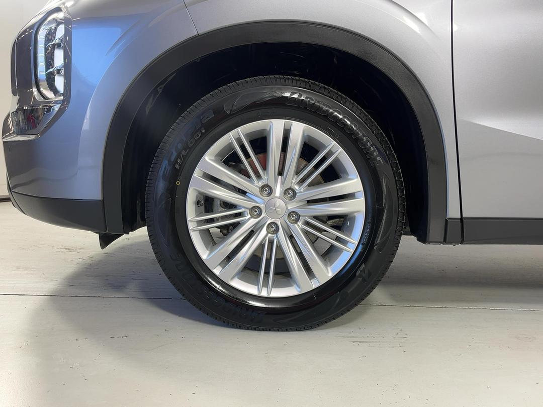 Photo '10' of Mitsubishi Outlander