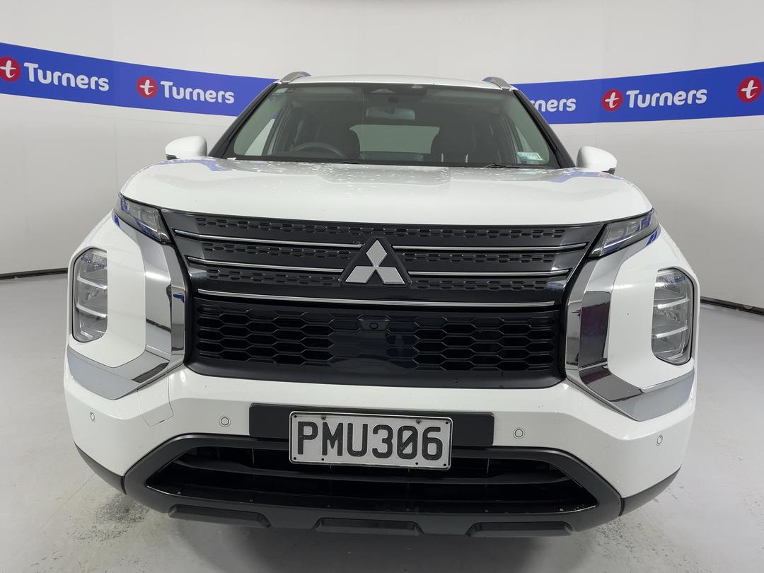 Photo '2' of Mitsubishi Outlander