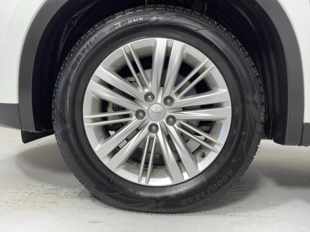 Photo '10' of Mitsubishi Outlander