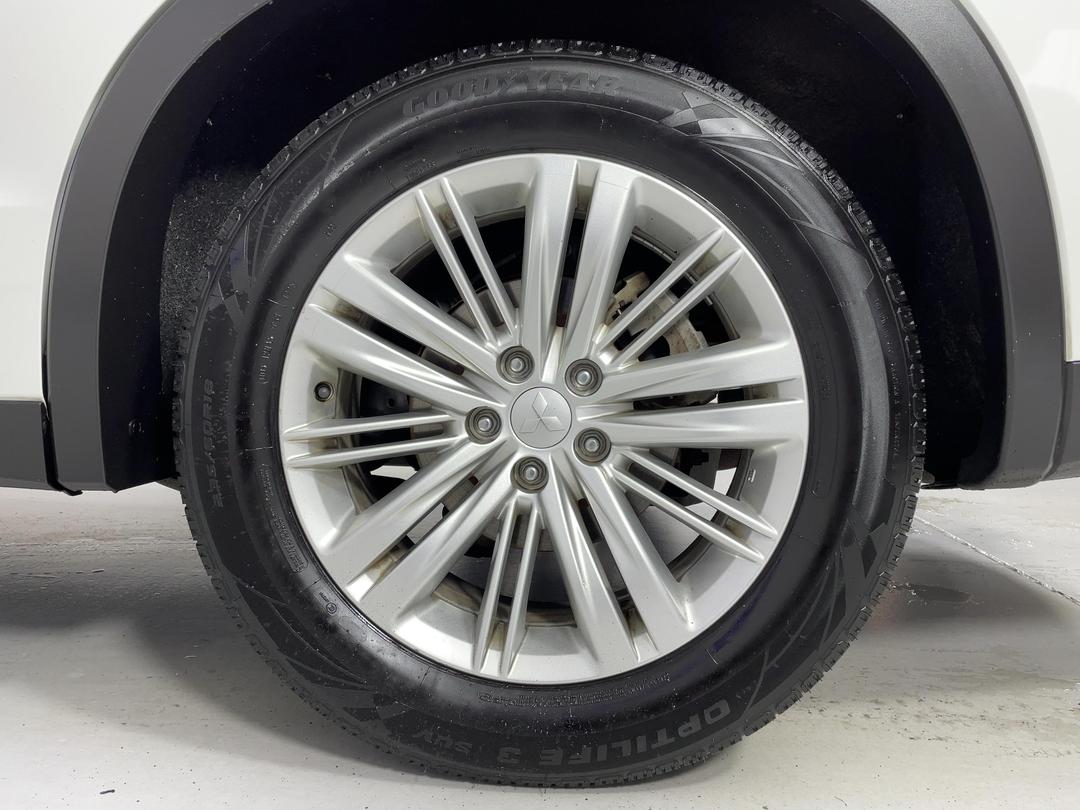 Photo '11' of Mitsubishi Outlander