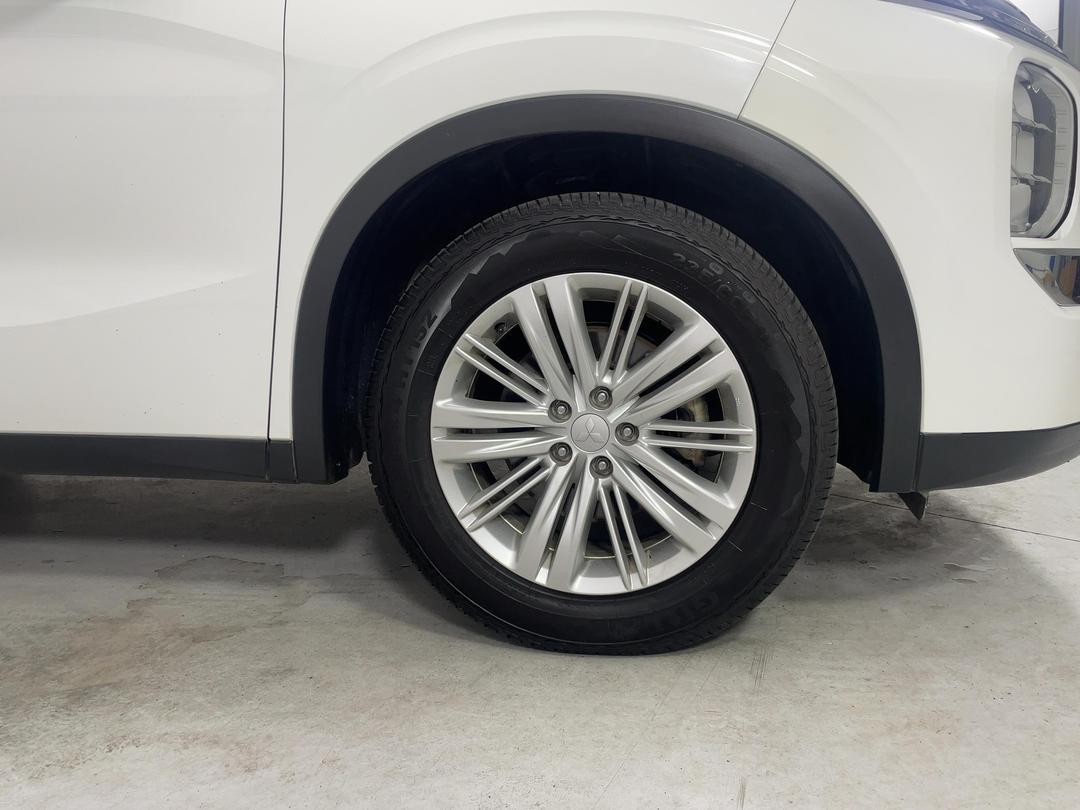 Photo '9' of Mitsubishi Outlander