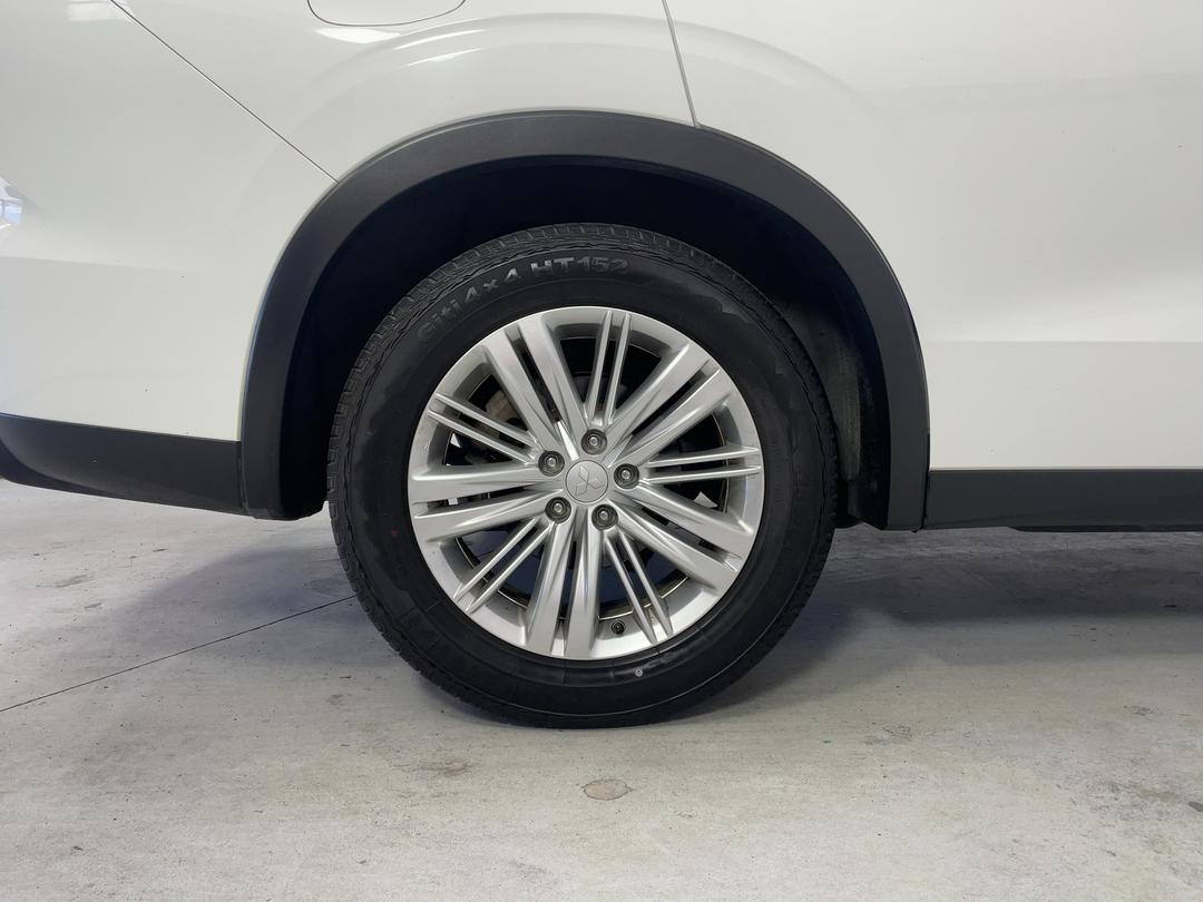 Photo '12' of Mitsubishi Outlander