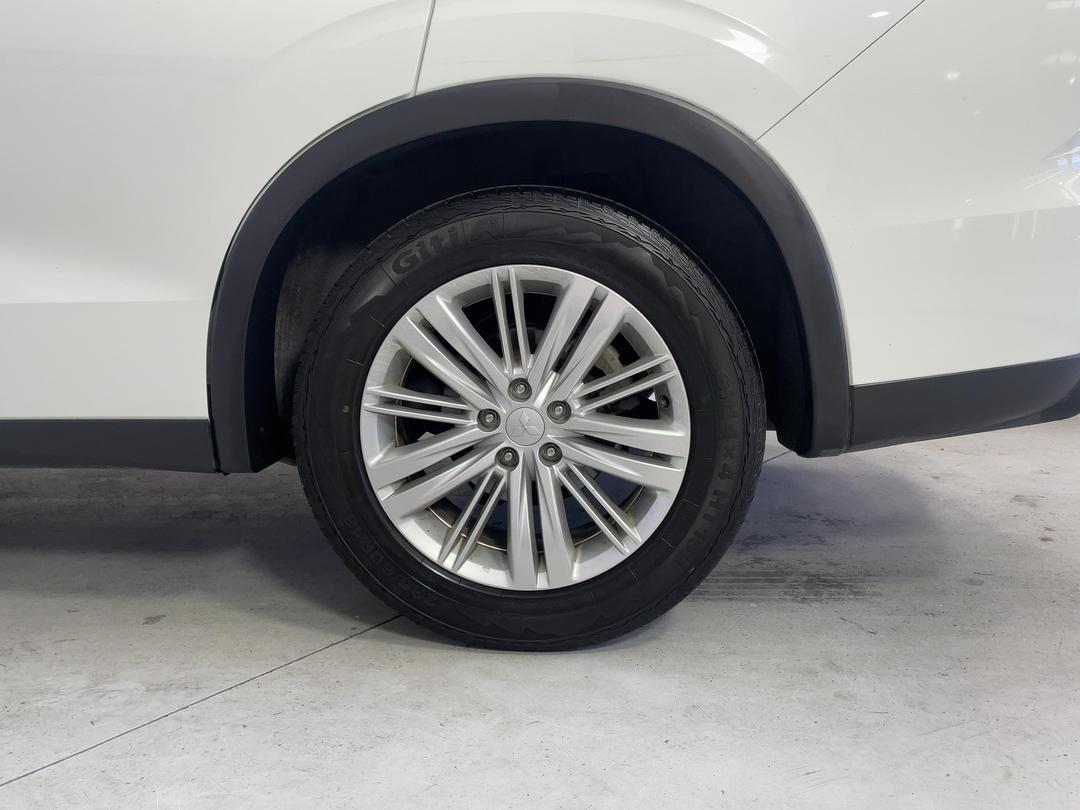 Photo '11' of Mitsubishi Outlander