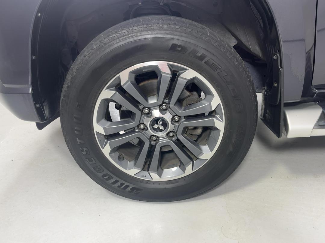 Photo '10' of Mitsubishi Triton