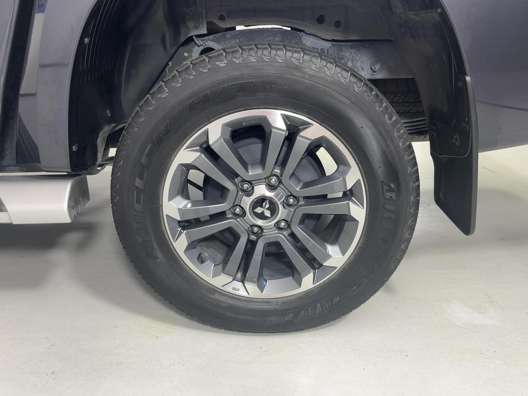 Photo '11' of Mitsubishi Triton