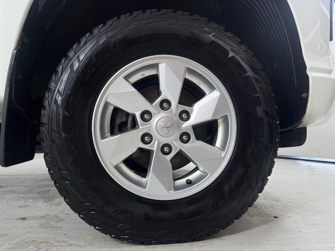 Photo '9' of Mitsubishi Triton