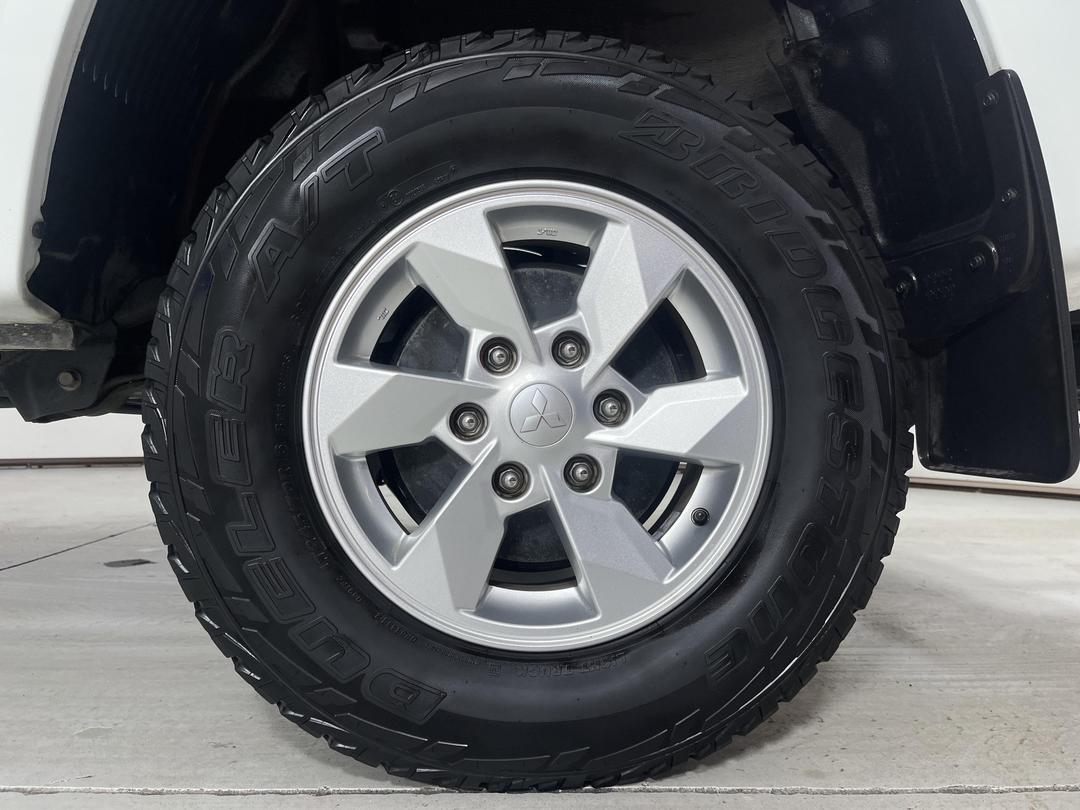 Photo '11' of Mitsubishi Triton