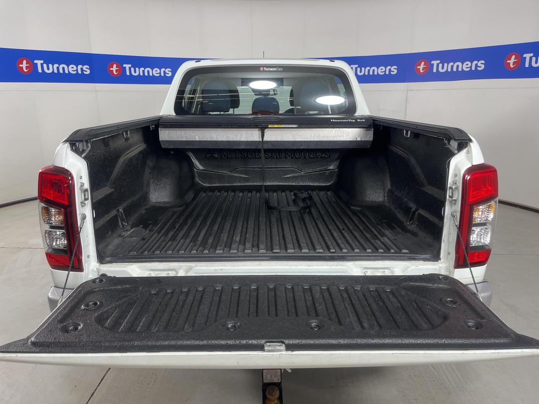 Photo '14' of Mitsubishi Triton