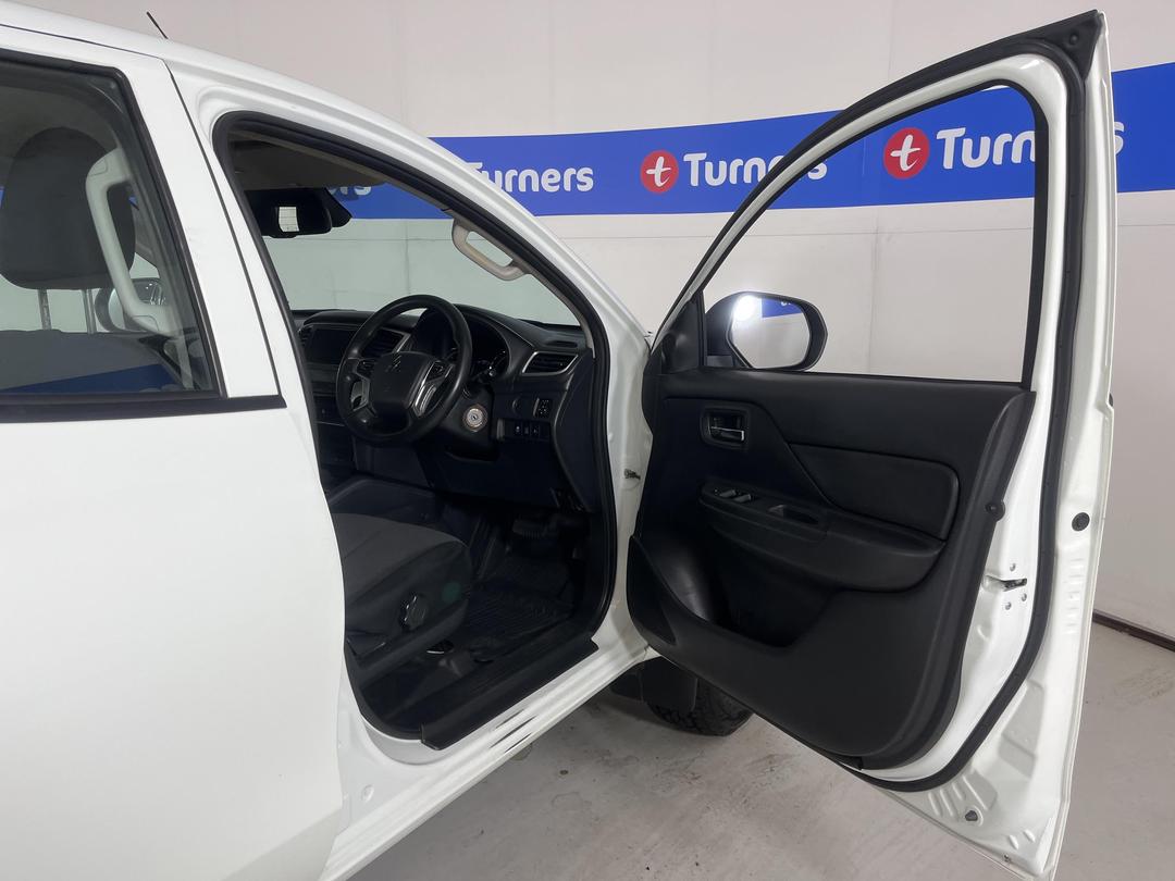 Photo '15' of Mitsubishi Triton