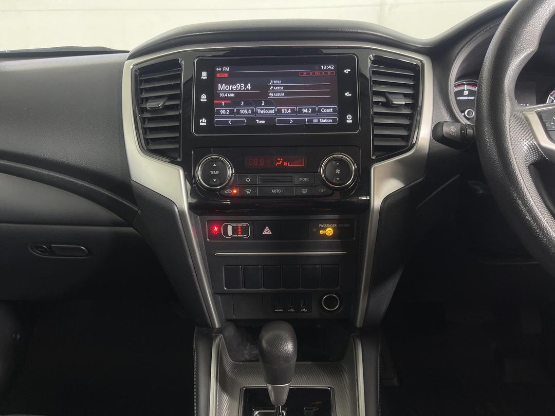 Photo '18' of Mitsubishi Triton