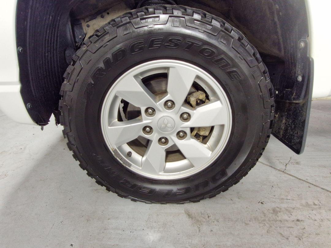 Photo '10' of Mitsubishi Triton