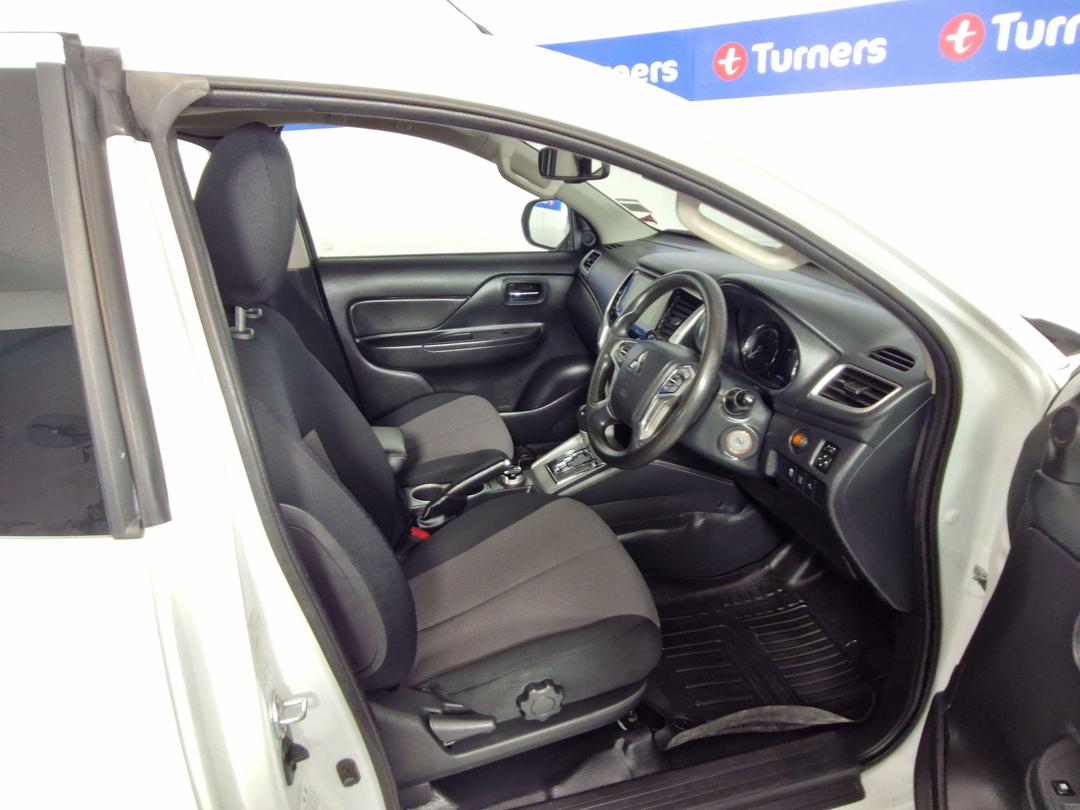 Photo '16' of Mitsubishi Triton