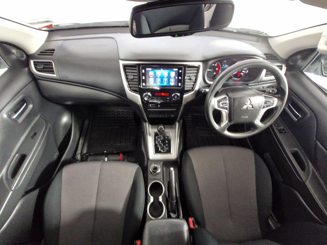 Photo '18' of Mitsubishi Triton