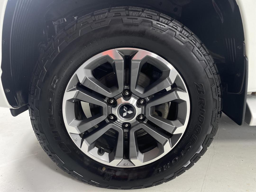 Photo '10' of Mitsubishi Triton