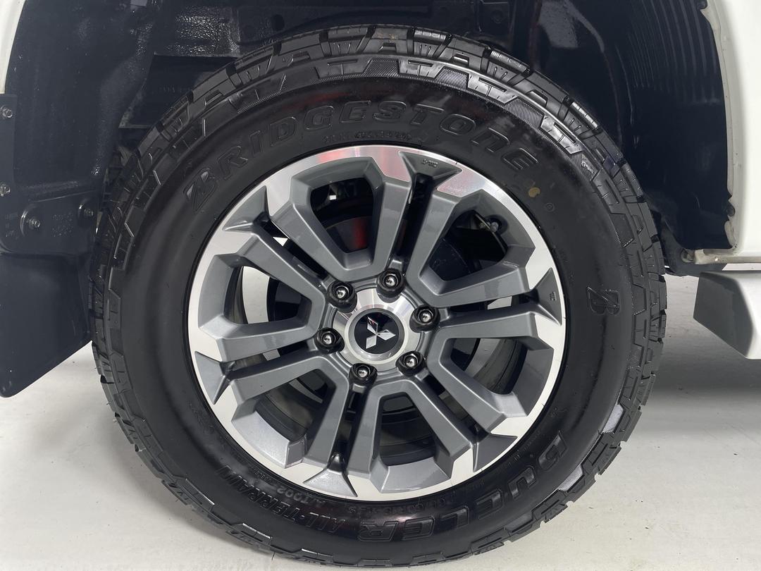 Photo '12' of Mitsubishi Triton