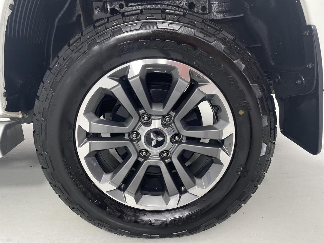 Photo '11' of Mitsubishi Triton