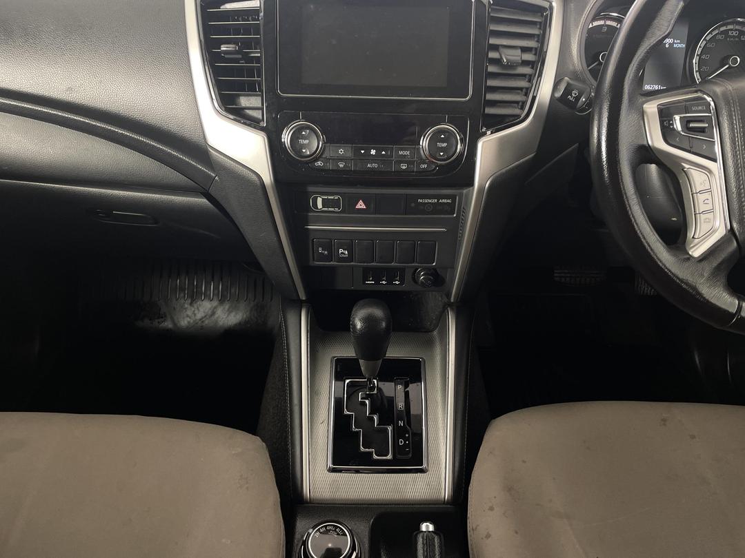 Photo '18' of Mitsubishi Triton