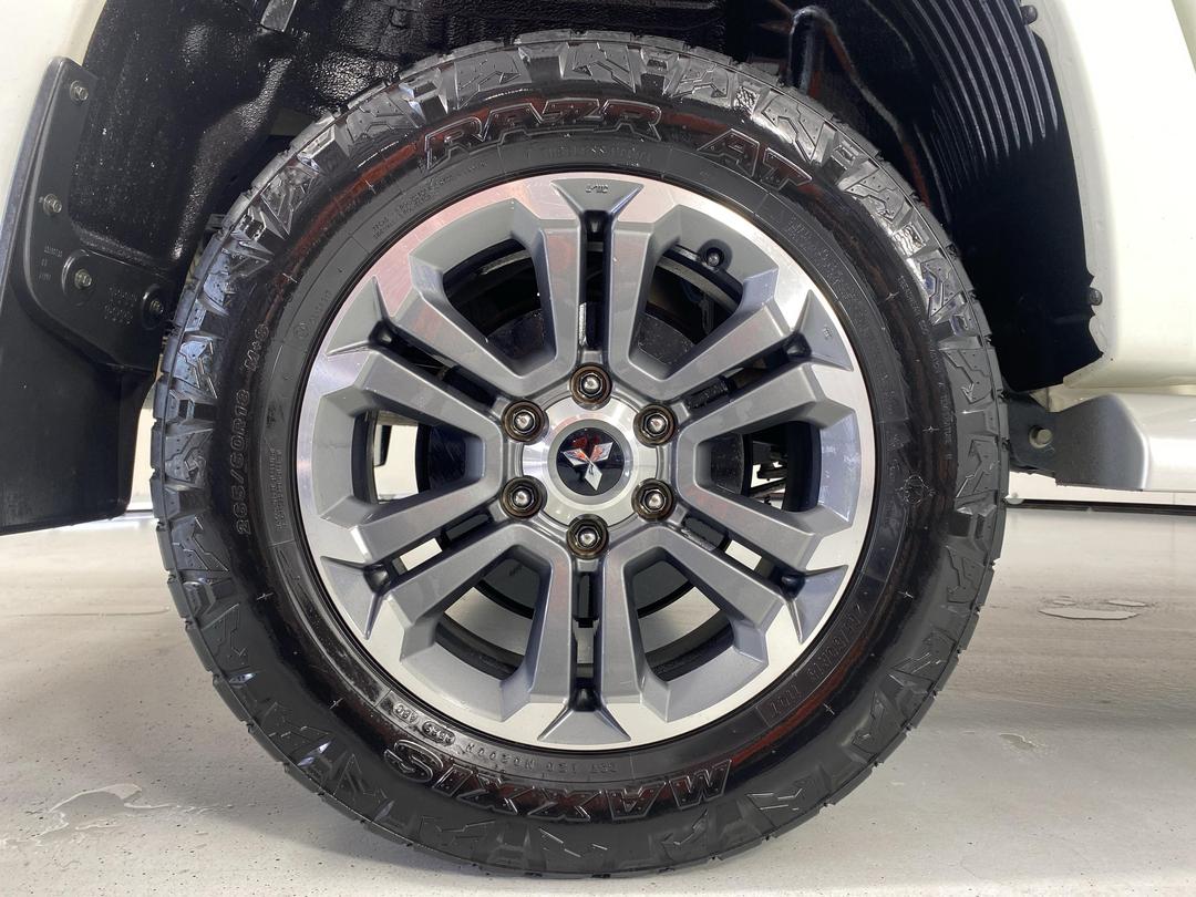 Photo '12' of Mitsubishi Triton