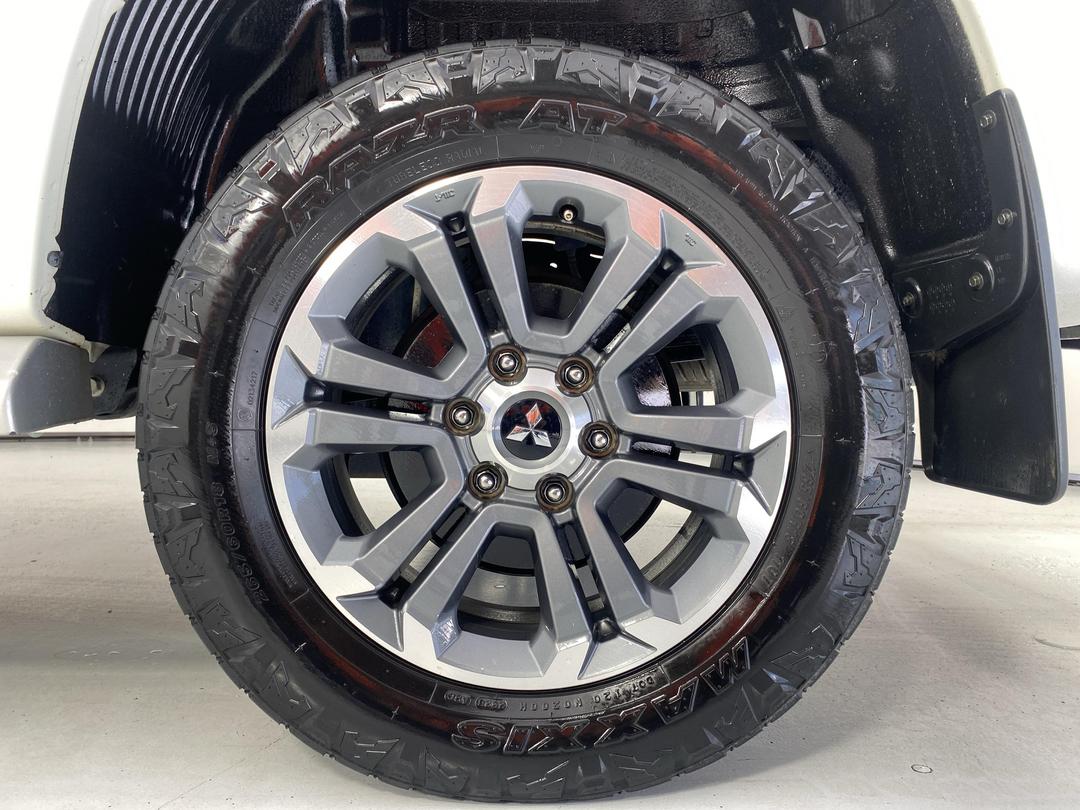 Photo '11' of Mitsubishi Triton