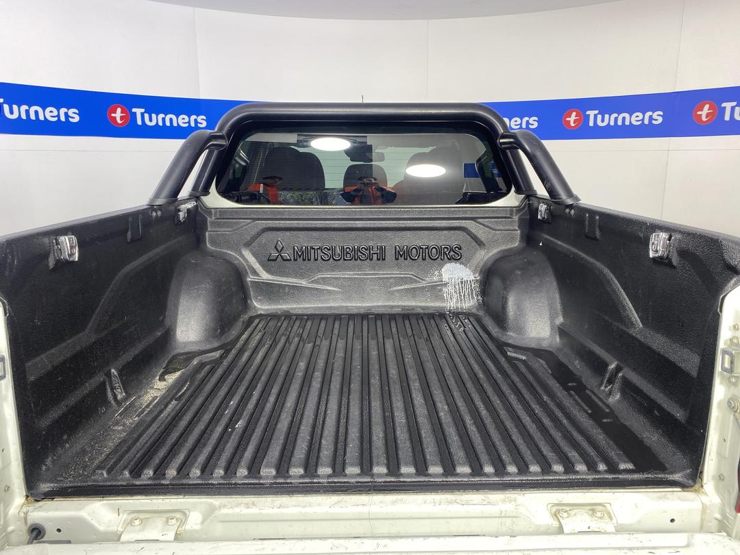 Photo '14' of Mitsubishi Triton