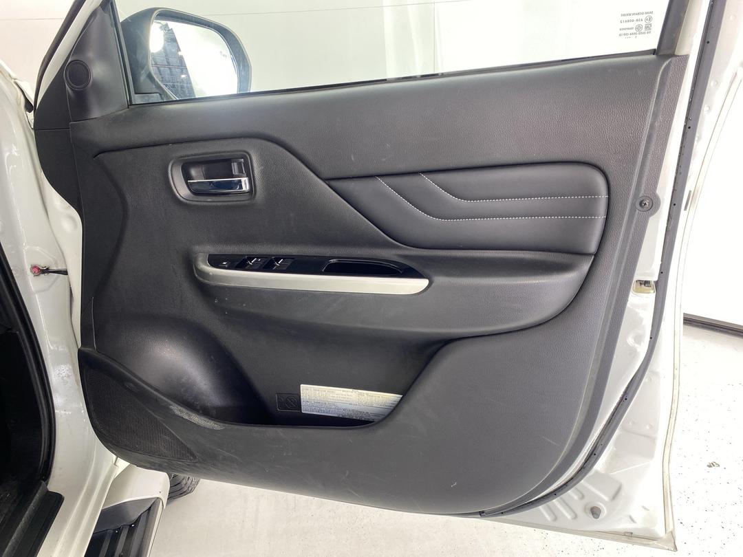 Photo '15' of Mitsubishi Triton