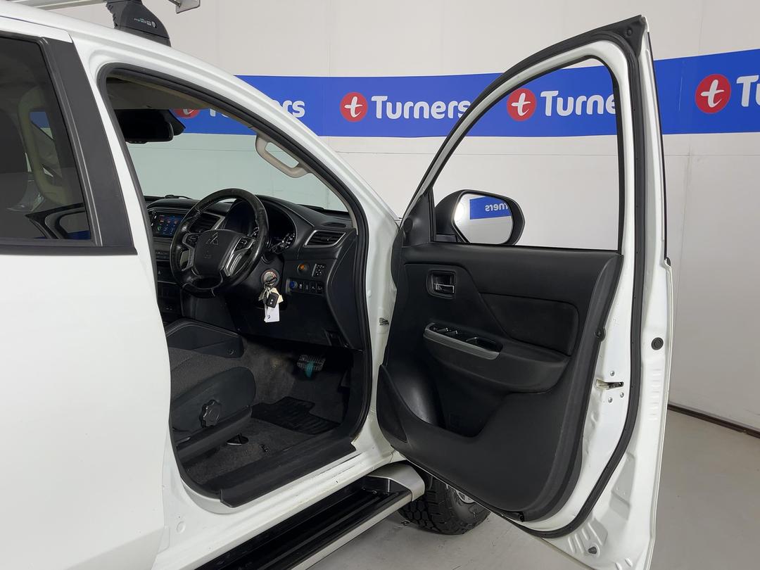 Photo '15' of Mitsubishi Triton
