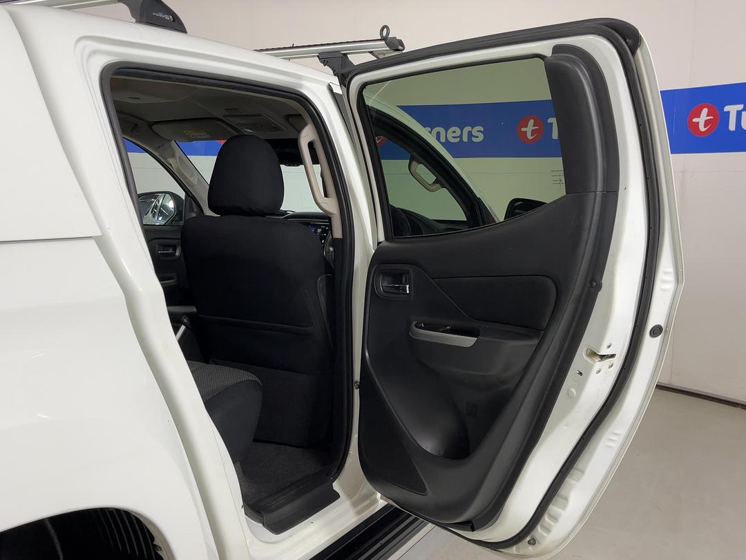 Photo '19' of Mitsubishi Triton