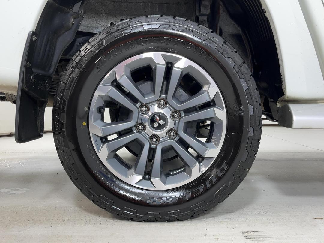Photo '12' of Mitsubishi Triton