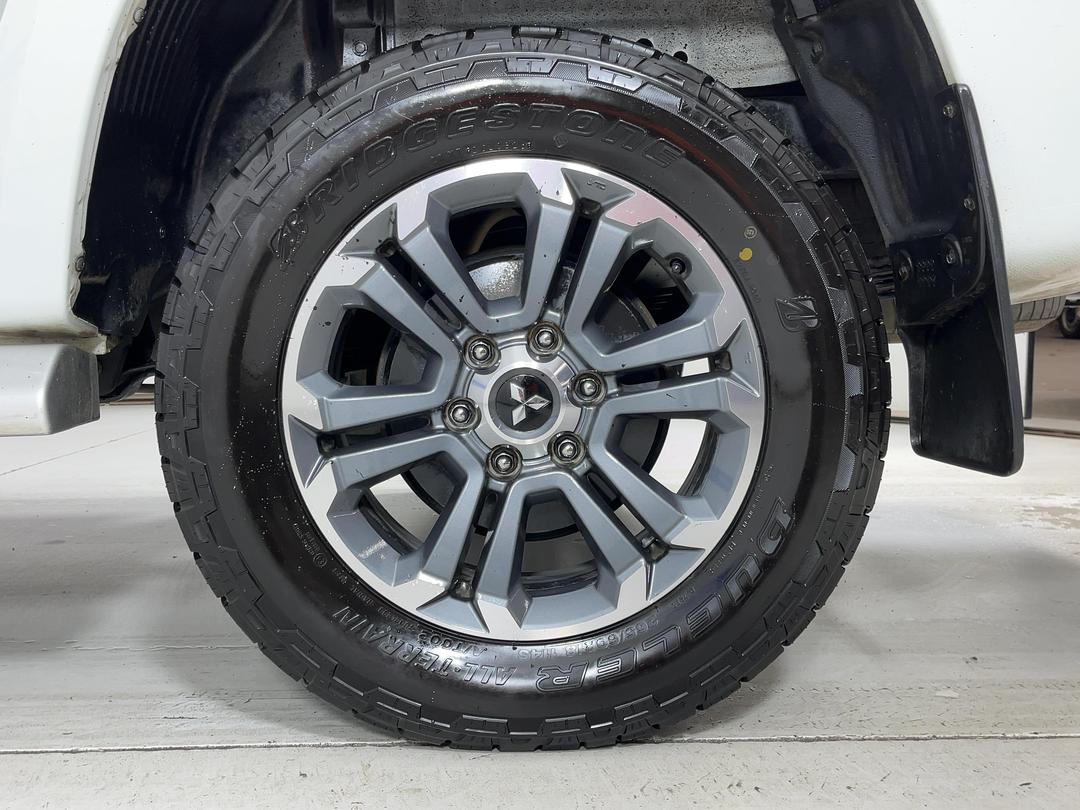 Photo '11' of Mitsubishi Triton