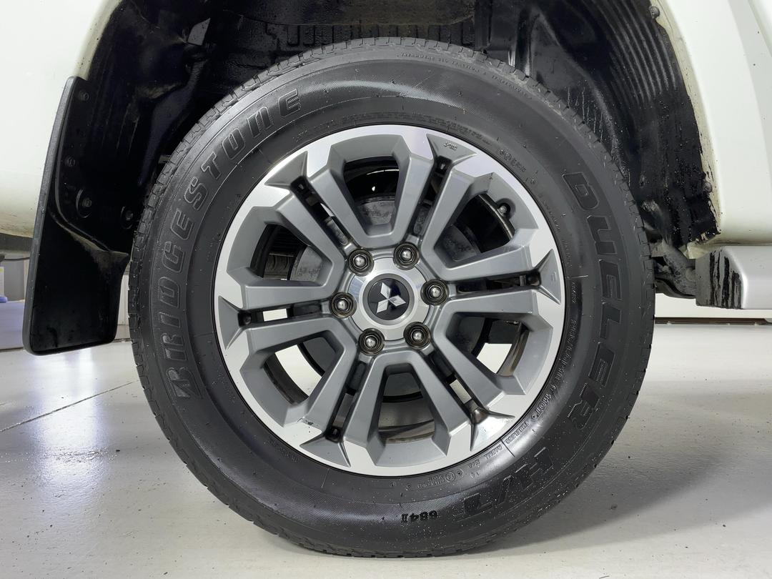 Photo '12' of Mitsubishi Triton