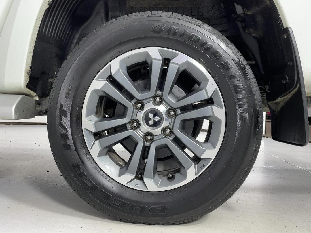 Photo '11' of Mitsubishi Triton
