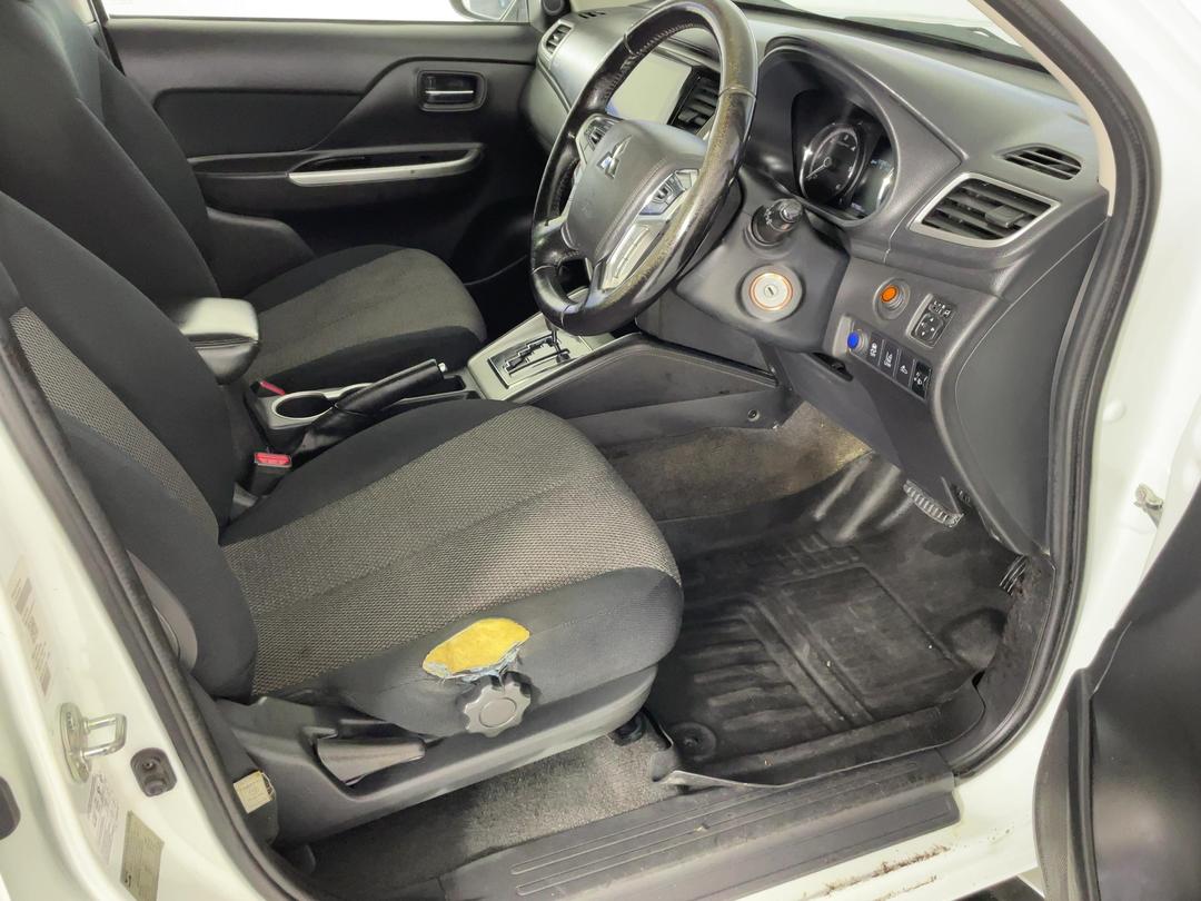 Photo '16' of Mitsubishi Triton