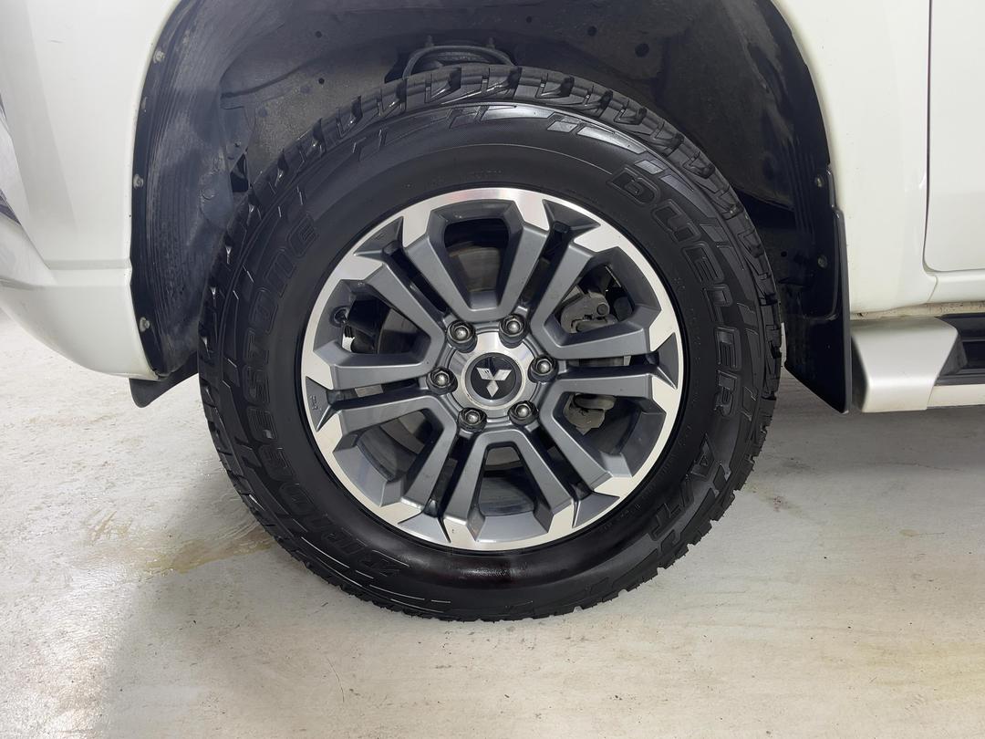 Photo '10' of Mitsubishi Triton